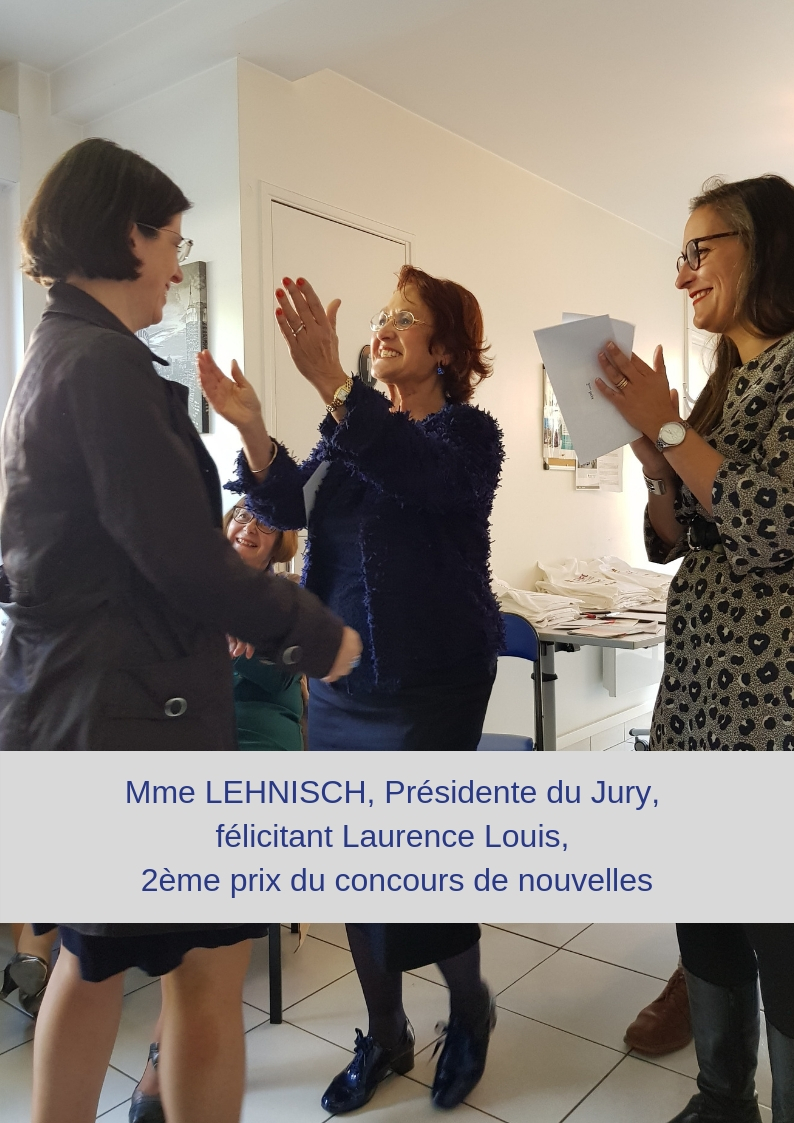 Mme Lehnisch félicitant Laurence Louis, 2ème prix du concours de nouvelles