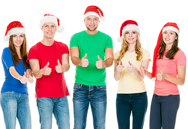 Jeunes lycéens avec des bonnets de noël levant les pouces