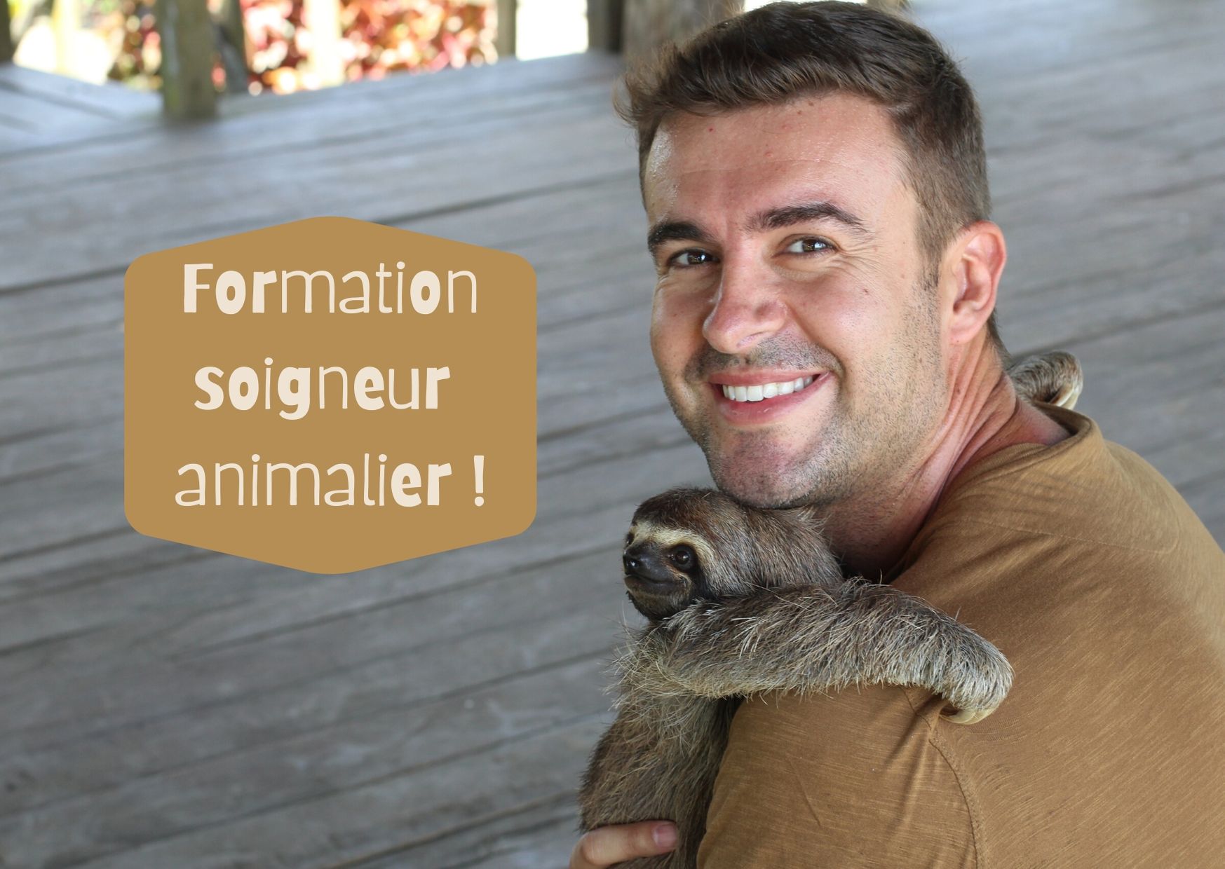 Image d'un soigneur animalier tenant un animal dans ses bras