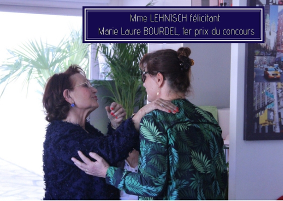 Mme Lehnisch, Présidente du Jury, félicitant Marie Laure Bourdel, 1er prix du concours