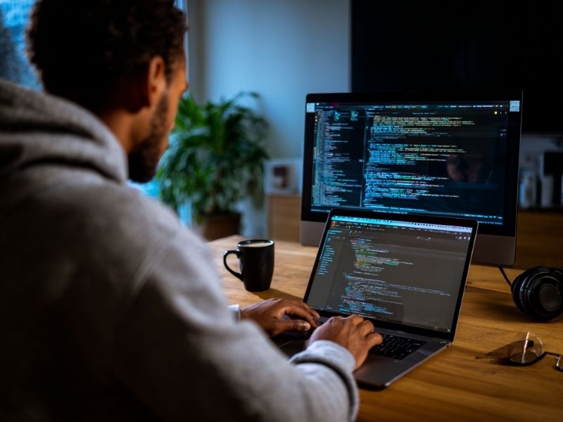 Développeur travaillant sur son ordinateur