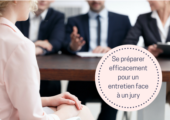 Jeune femme blonde passant un entretien devant un jury