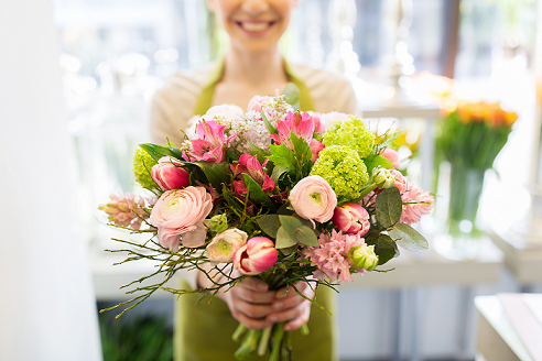 Bouquet dans les bras d'une fleuriste