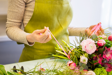 Fleuriste en train de faire un bouquet