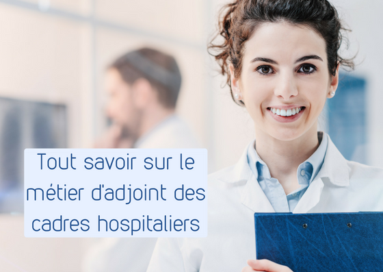 Adjoint des cadres hospitaliers souriant et tenant un dossier bleu dans les mains