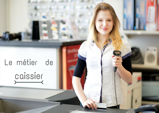 Caissière blonde tenant la douchette pour scanner les articles