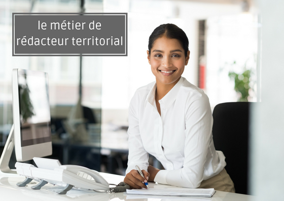 Rédactrice territoriale devant son ordinateur en train de sourire