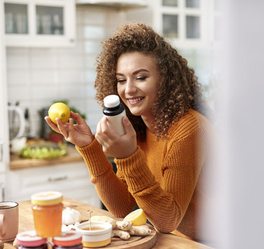 Femme avec un citron dans les mains