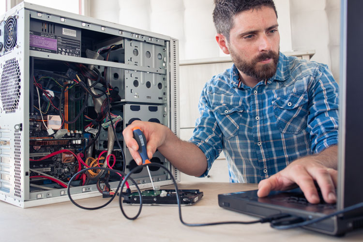 L’ingénieur répare le disque dur de l’ordinateur L'ingénieur répare le disque dur de l'ordinateur