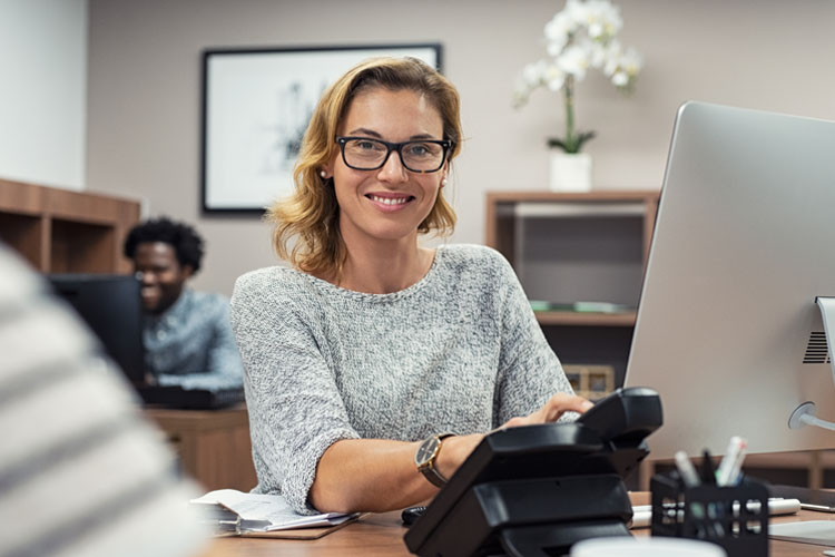 Femme travaillant sur l'ordinateur