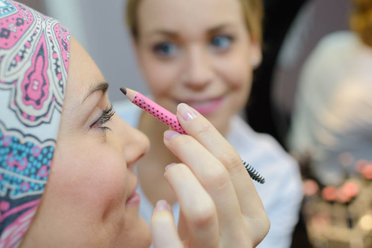 Esthéticienne faisant les sourcils d'une femme