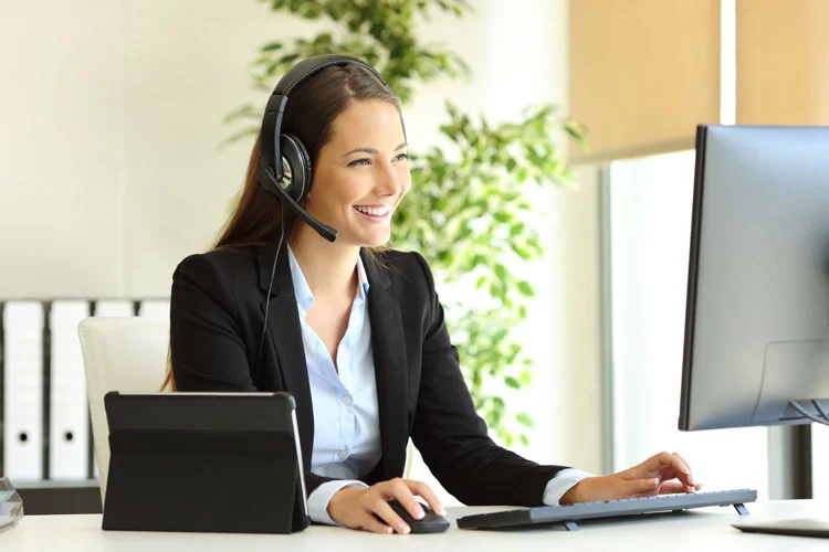 Télémarketeur travaillant au bureau avec un ordinateur