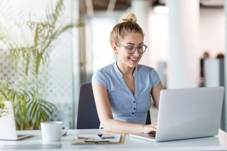 Jeune femme d'affaires travaillant sur un ordinateur portable
