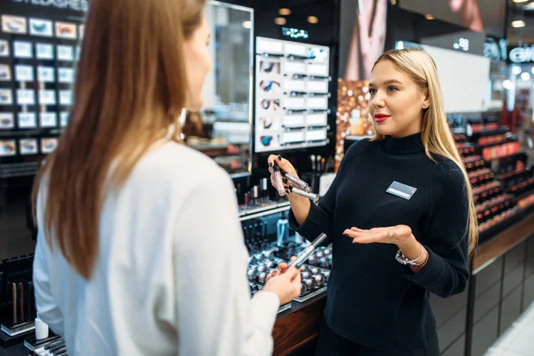 Vendeuse proposant des produits de beauté