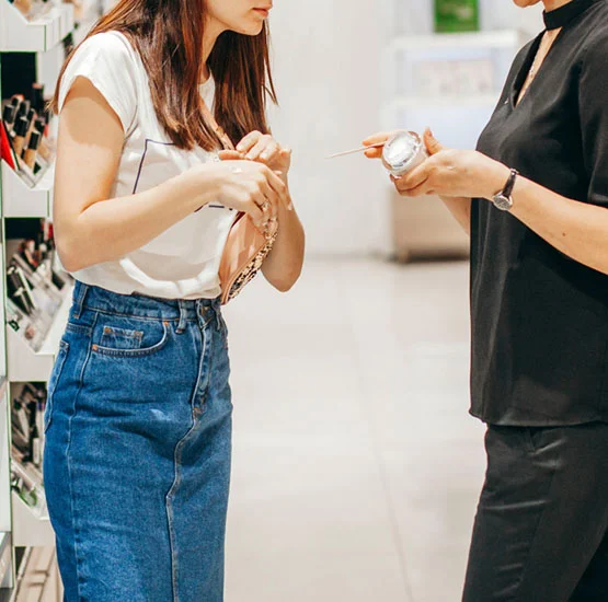 Vendeuse proposant des produits de beauté