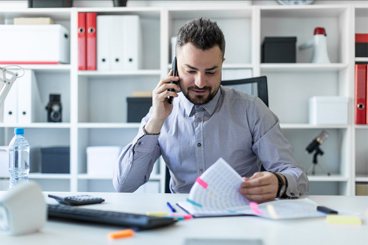 Formation Secrétaire Assistante De Direction Homme au téléphone