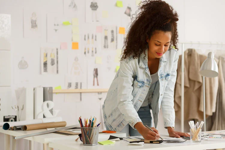 Devenez Styliste Modéliste pour femmes Styliste Modéliste en plein travail