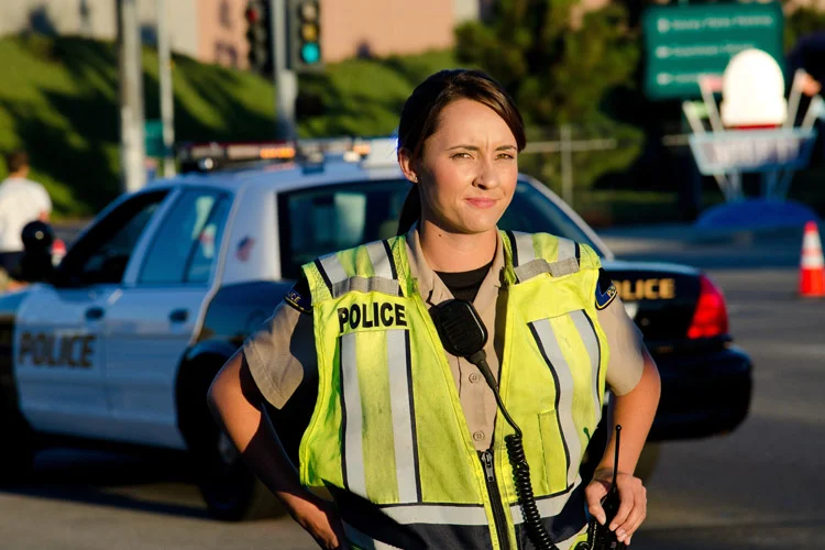 Femme policière en uniforme
