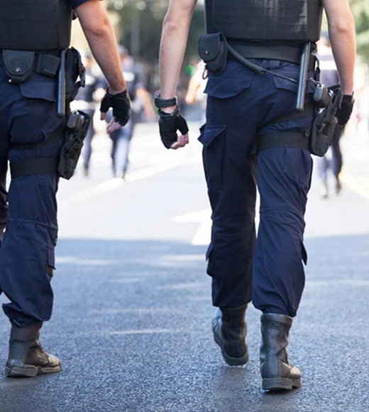 Patrouille de police dans une rue