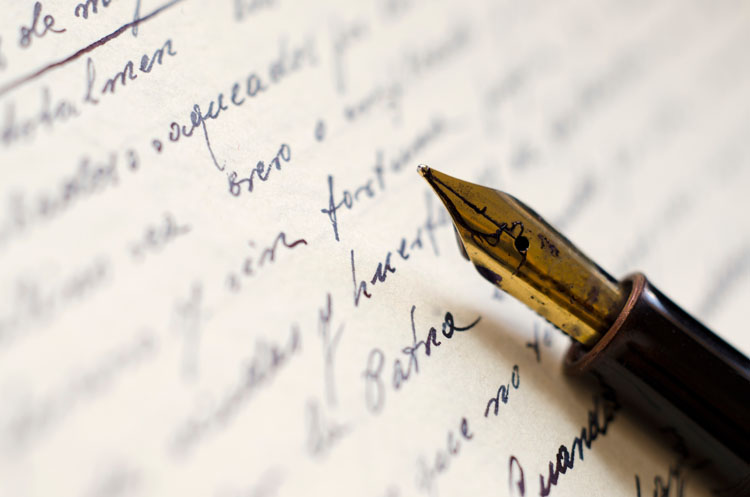 Vieille lettre avec un stylo plume posé par dessus