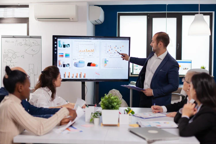 Manager tenant une présentation de briefing dans une salle de conférence