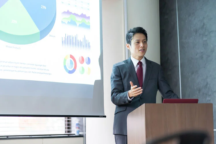 Formation powerpoint Homme faisant une présentation powerpoint